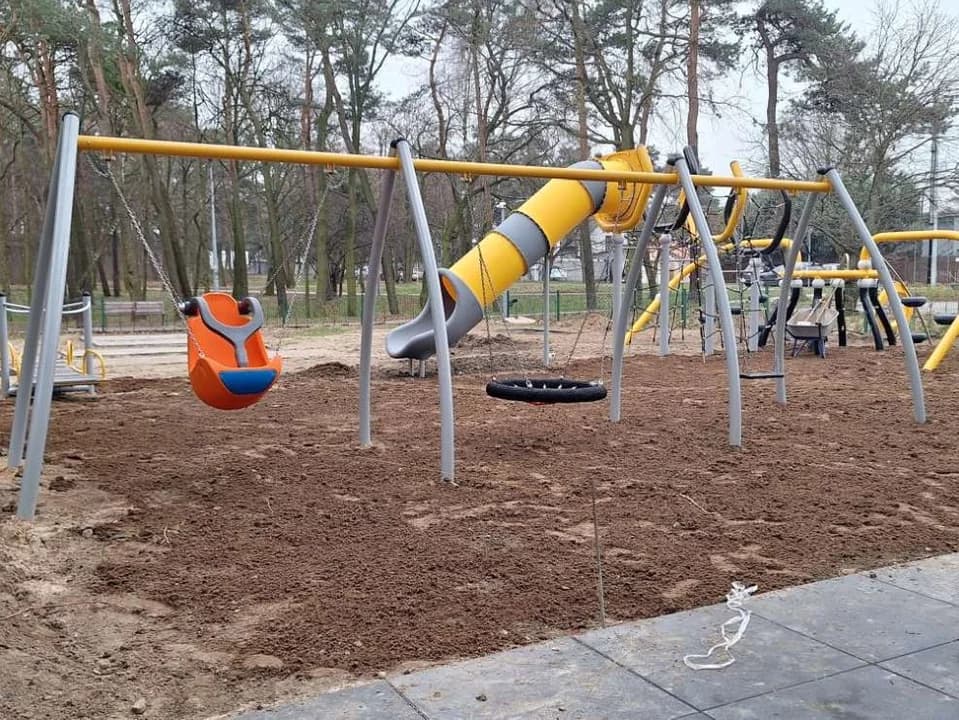 Przy ul. Szubianki w Jarocinie powstaje integracyjny plac zabaw, pojawiły się już pierwsze urządzenia [SONDA]