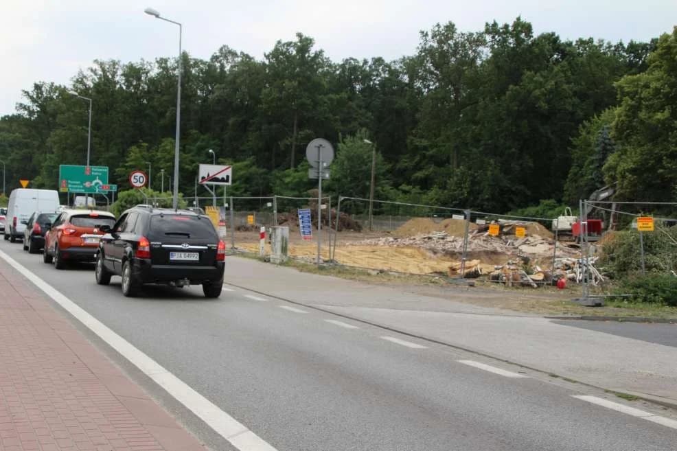 Z prawej strony plac budowy pod KFC w Jarocinie — zdjęcie 6 z 8