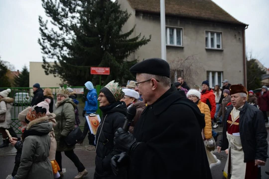 14. Jarocińskie Kolędowanie z Orszakiem Trzech Króli. Najwięcej było przedszkolaków  [ZDJĘCIA]