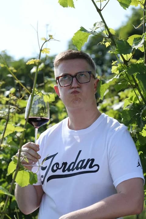 Degustacja wina to jeden z elementów codziennej pracy Iwo