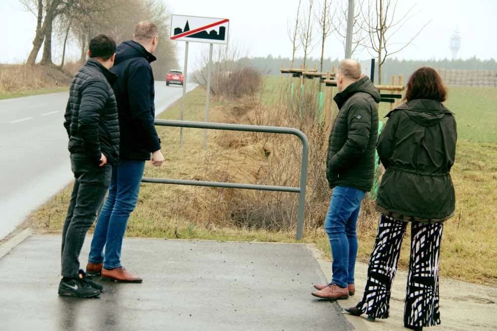 Władze powiatu sprawdzały, jak wygląda sytuacja na drogach, przy których mają powstać nowe ścieżki rowerowe w gminie Żerków — zdjęcie 2 z 9