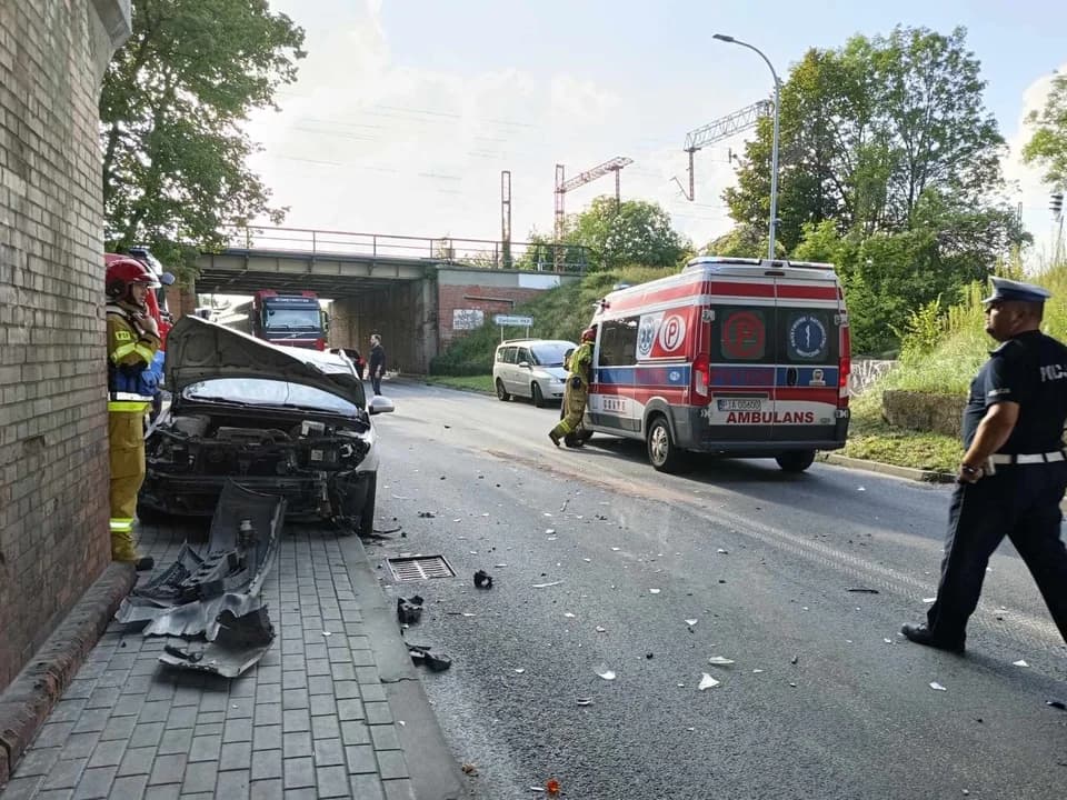 Zderzenie dwóch samochodów przy wiaduktach na al. Niepodległości w Jarocinie [ZDJĘCIA]