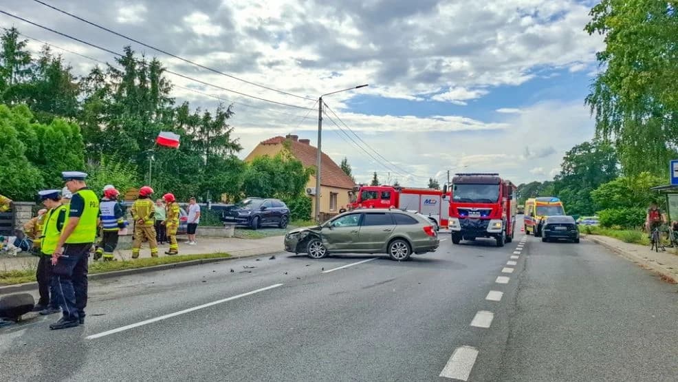 Zderzenie dwóch aut na DK11 w Witaszycach — zdjęcie 5 z 10