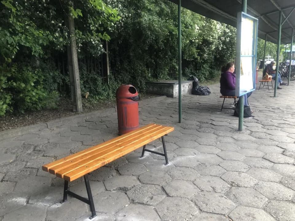Ławki na dworcu autobusowym w Jarocinie postawiono po prawie dwóch miesiącach