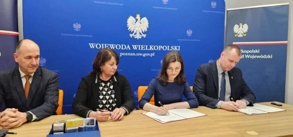Podpisanie umowy na dofinansowanie dla powiatu jarocińskiego — zdjęcie 2 z 3