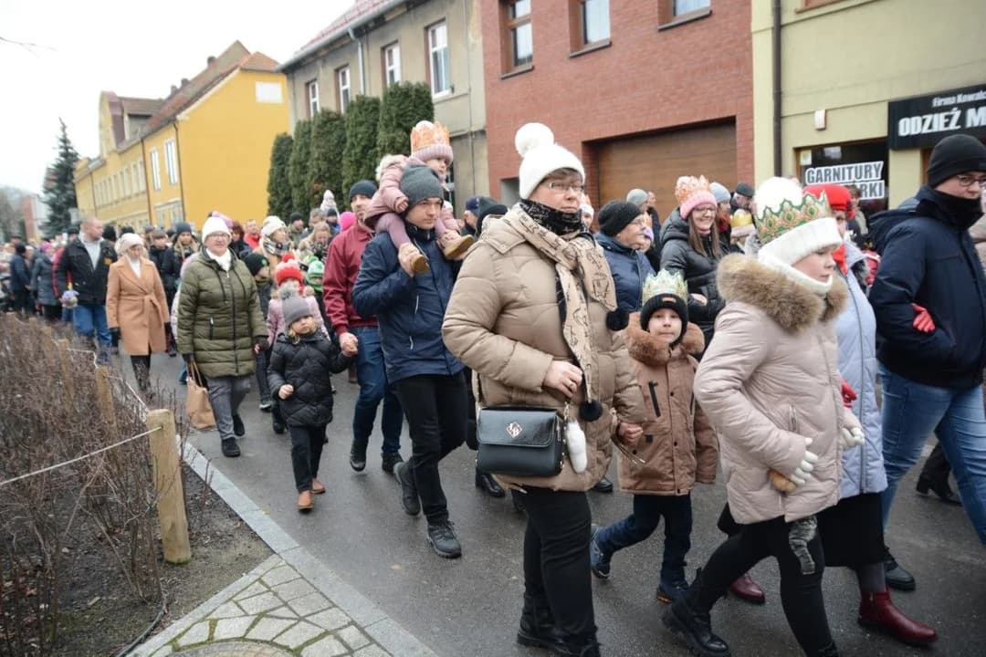 14. Jarocińskie Kolędowanie z Orszakiem Trzech Króli. Najwięcej było przedszkolaków  [ZDJĘCIA]