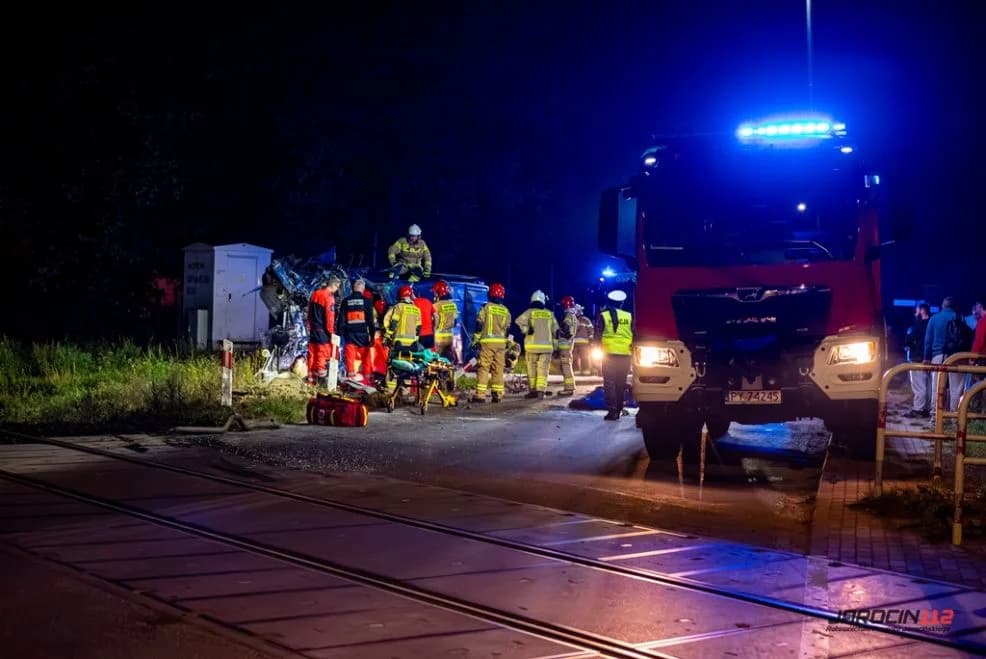 Zderzenie busa z pociągiem na przejeździe w Golinie. Kierowca zakleszczony w aucie [ZDJĘCIA, AKTUALIZACJA] — zdjęcie 5 z 23