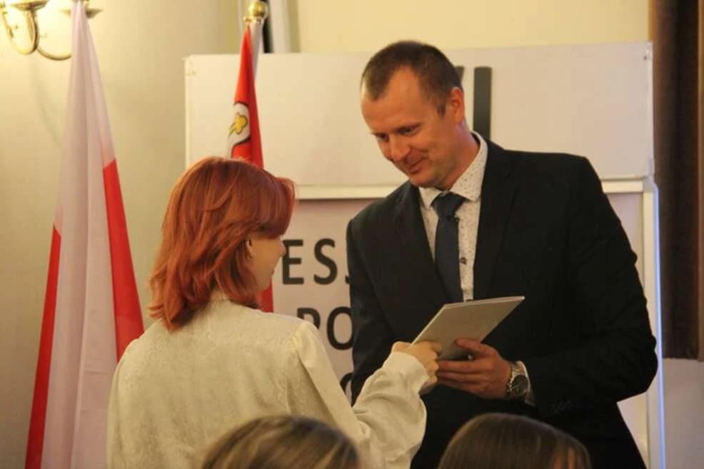 Najlepsi maturzyści ze szkół powiatu jarocińskiego nagrodzeni przez starostę — zdjęcie 5 z 8