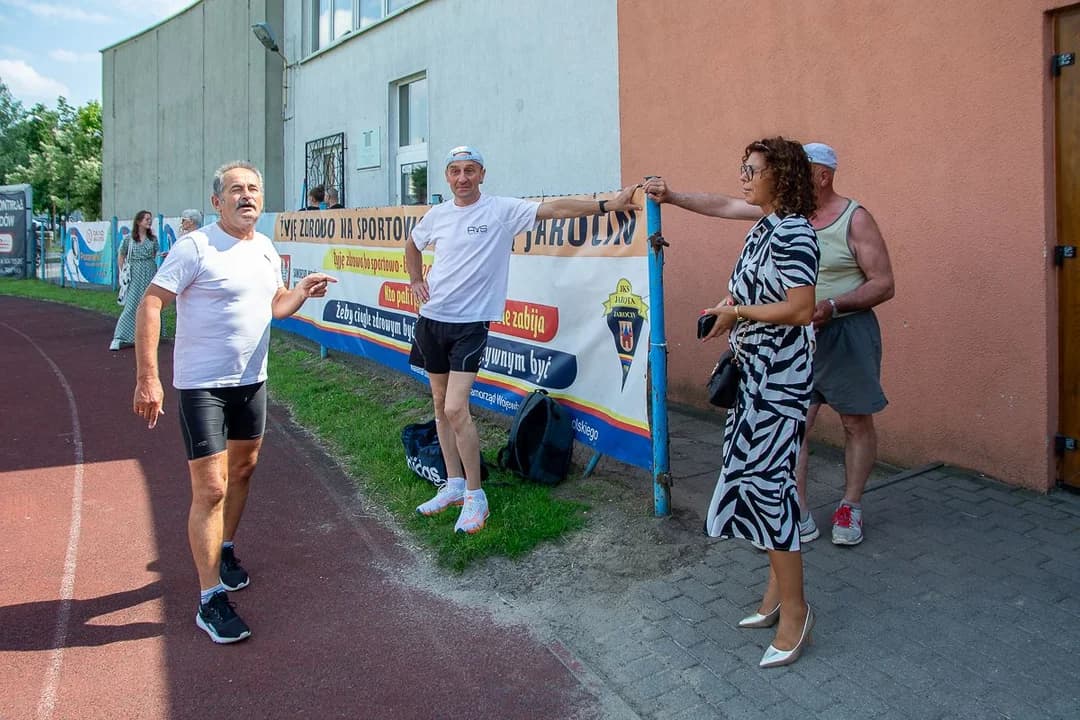 70 okrążeń stadionu w Jarocinie na 70. urodziny. Wiesław Garbarek świętował nietypowo — zdjęcie 2 z 37