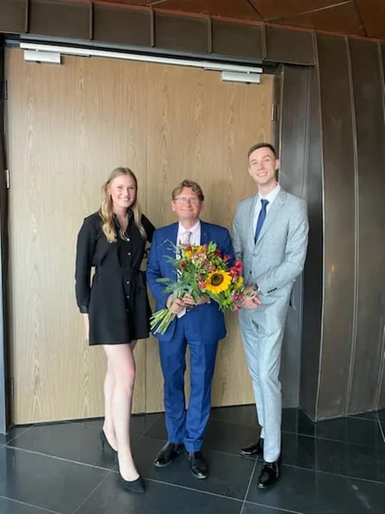Ze swoimi studentami po obronie prac. Naukowiec był promotorem już ponad 100 magistrów