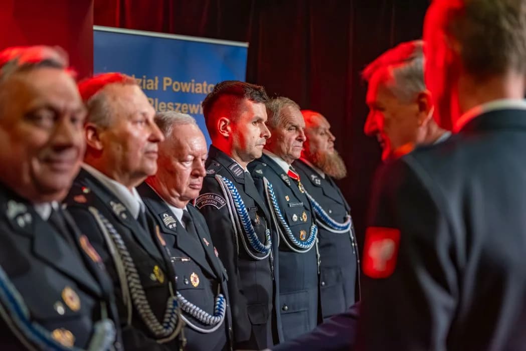 Sześcioro jarocińskich strażaków zostało odznaczonych podczas obchodów Dnia Strażaka w Pleszewie