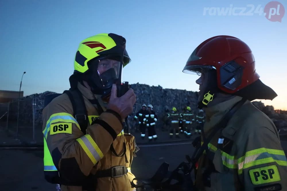 Jarocińscy strażacy gaszą ogromny pożar w jednej z firm w Rawiczu [ZDJĘCIA, FILM] — zdjęcie 3 z 26