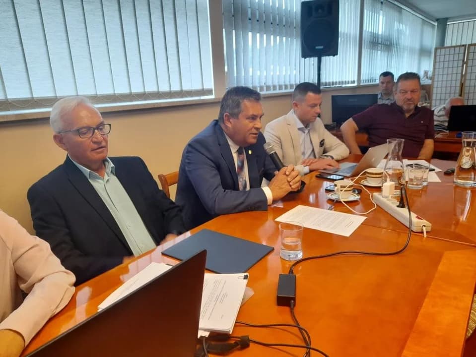 Wraca przerwana dwukrotnie sesja rady w Jarocinie z protestami [AKTUALIZACJE]