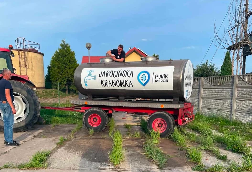 Decyzja Państwowego Powiatowego Inspektora Sanitarnego w Jarocinie postawiła na nogi służby oraz urzędników w gminie Kotlin. Woda w Wyszkach i kilku domostwach w Kotlinie nie nadaje się do spożycia ani celów hignienicznych, dlatego w pierwszej z miejscowości pojawił się beczkowóz.