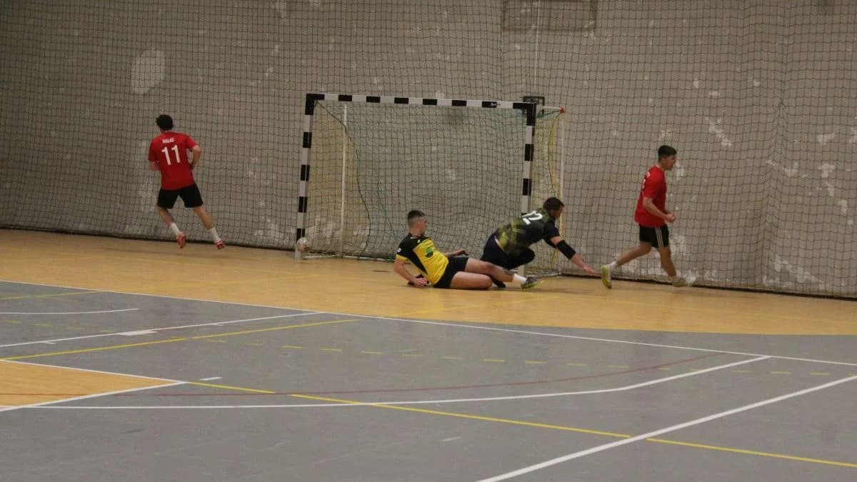 W dwunastej kolejce Jarocińskiej Ligi Halowej Piłki Nożnej hitowym spotkaniem było starcie Active Team Stęgosz z Fort Boys Team