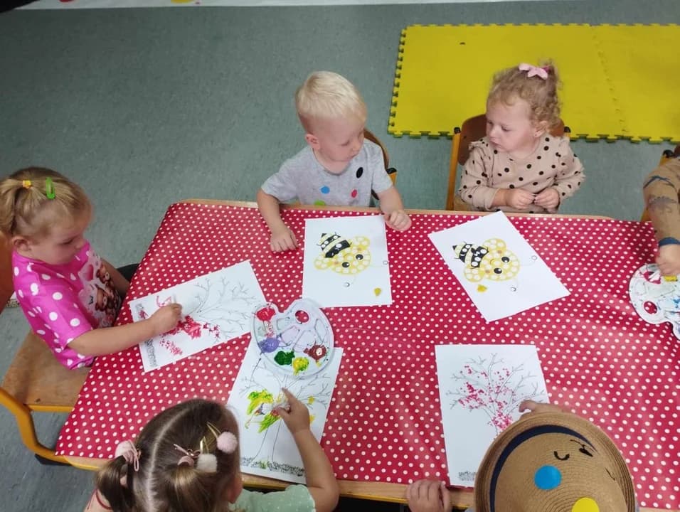Kropkowy pokaz mody na białym dywanie w Woli Książęcej [ZDJĘCIA]
