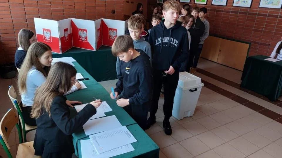Wybory i inauguracyjna sesja III kadencji Młodzieżowej Rady Miejskiej w Żerkowie — zdjęcie 3 z 27
