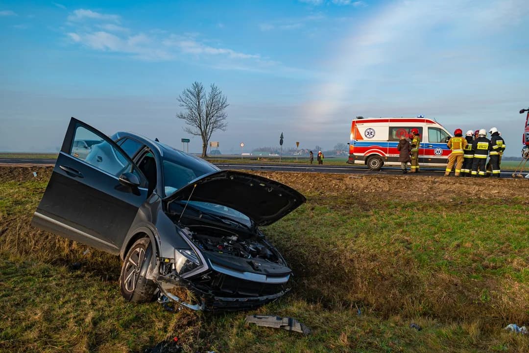 Zderzenie dwóch aut osobowych w Jaraczewie na skrzyżowaniu DK 12 z drogą do Łukaszewa