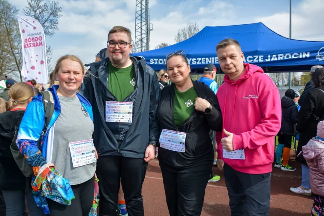 Bieg Kolorowej Skarpetki w Jarocinie. Setki biegaczy i pomoc dla Fundacji Ogród Marzeń — zdjęcie 5 z 108