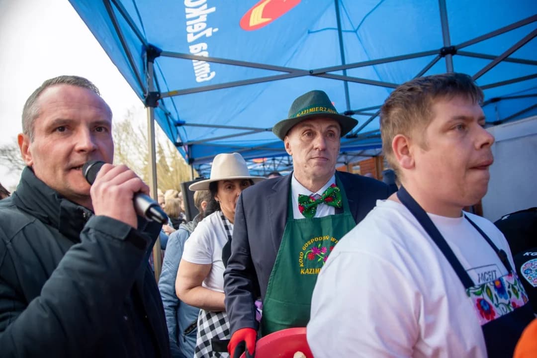 Wielkie tarcie chrzanu w Chrzanie. Przy tarkach stanęło blisko 100 KGW z całej Wielkopolski  [ZDJĘCIA, AKTUALIZACJA]