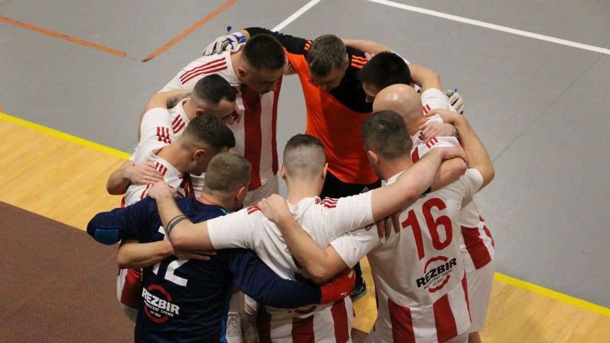 Bez większych niespodzianek w szóstej kolejce Jarocińskiej Ligi Halowej Piłki Nożnej [ZDJĘCIA] — zdjęcie 5 z 37