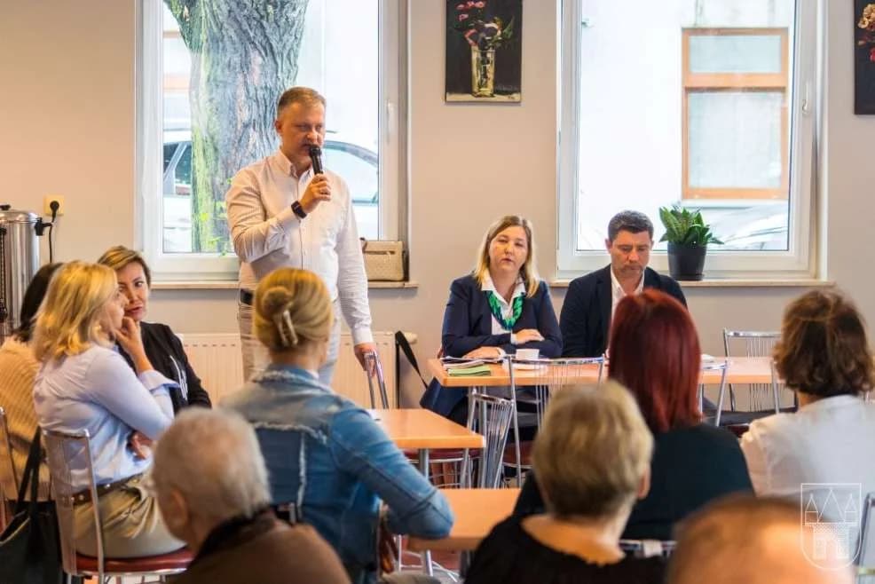 O formach pomocy dla osób z niepełnosprawnościami i ich opiekunów rozmawiano na spotkaniu w jarocińskim CUS-ie [ZDJĘCIA]