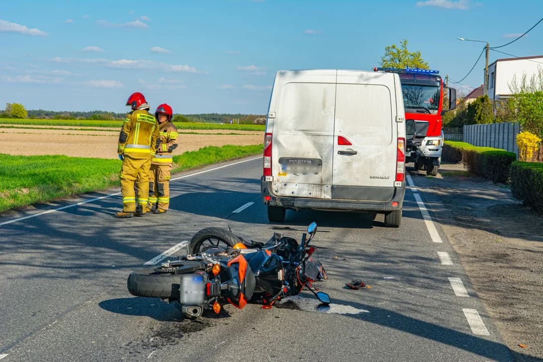 Zderzenie motocyklisty z autem dostawczym na DK 12 w Jaraczewie