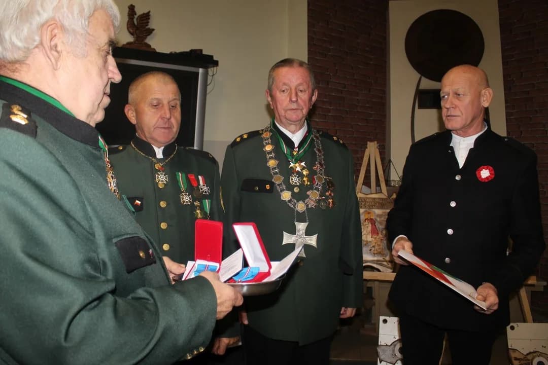Przy okazji turnieju świętomarcińsko-niepodległościowego wreczono również oznaczenia, m.in. "Zasłużony dla województwa wielkopolskiego" — zdjęcie 2 z 84