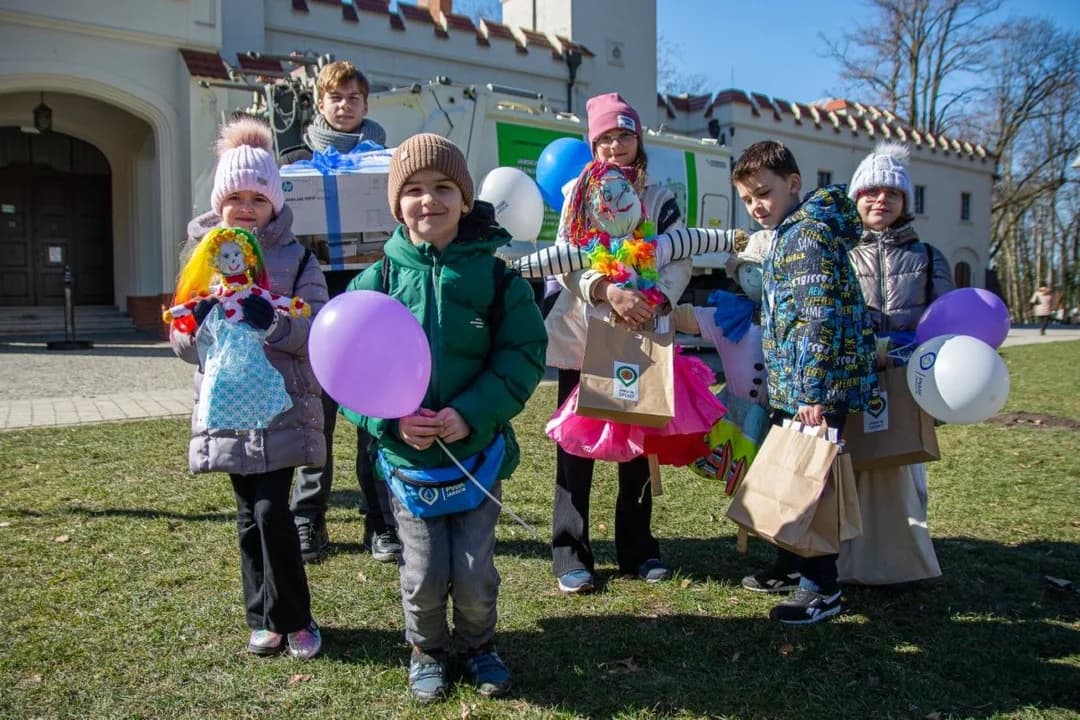 Najlepsze marzanny znalazły się na śmieciarkach. Uczniowie projektowali je z używanych tekstyliów [ZDJĘCIA]