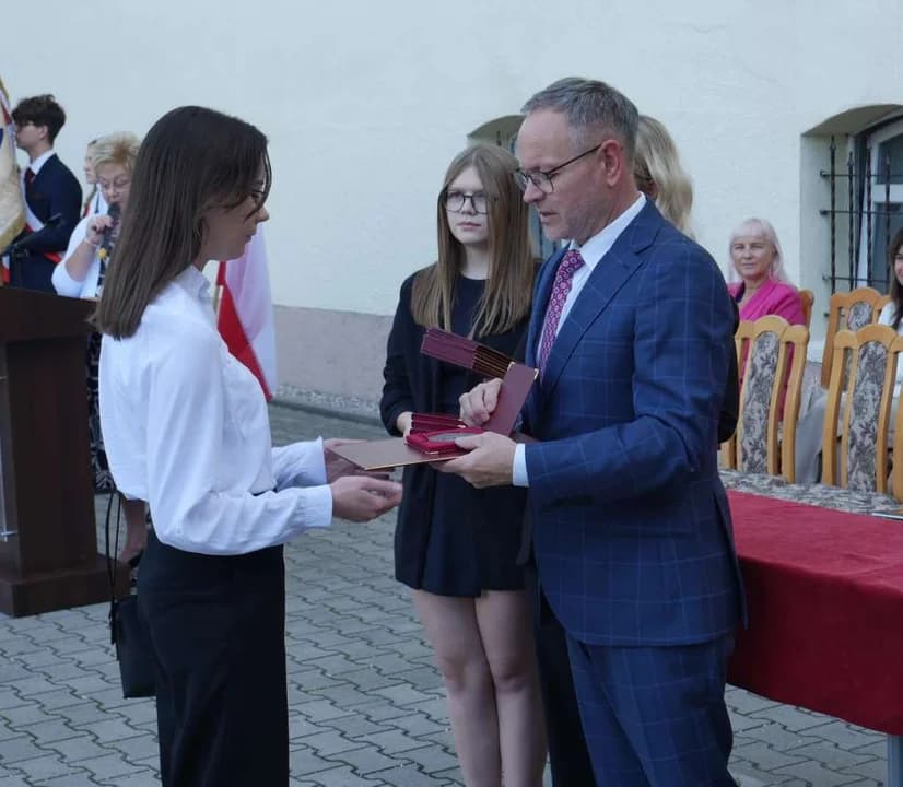 Medal Patrona Szkoły wręczono tegorocznym absolwentom jarocińskiego liceum. Kto je dostał i za co? [ZDJĘCIA] — zdjęcie 6 z 14