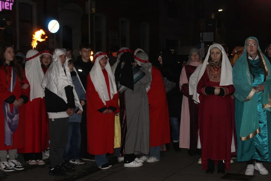 Droga Krzyżowa ulicami Jarocina przygotowana przez parafie Chrystusa Króla i św. Marcina — zdjęcie 6 z 92