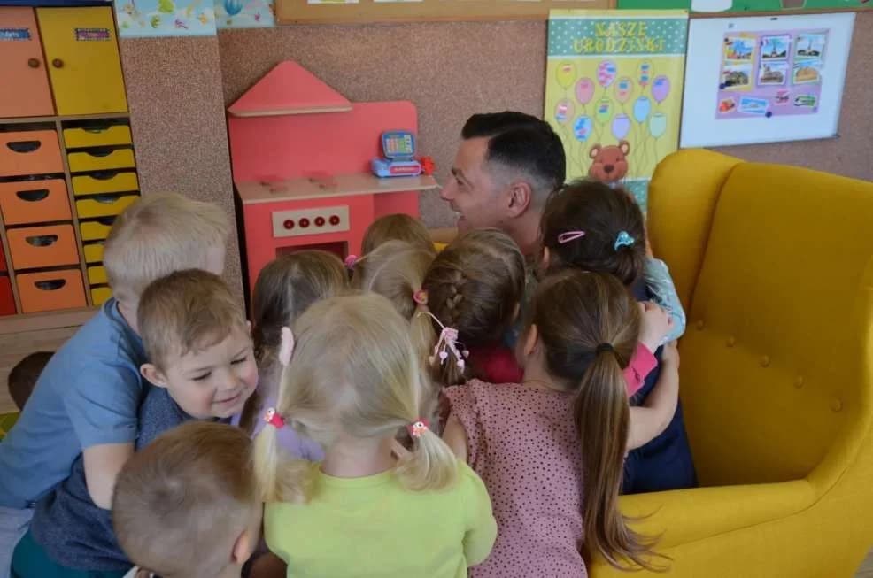 Wiceburmistrz Jarocina Bartosz Walczak odwiedził przedszkolaki z Cielczy. Było radośnie i wzruszająco [ZDJĘCIA]