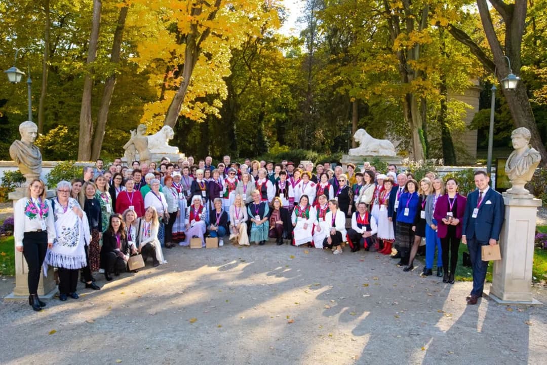 Nagrodzone za snutki golińskie. Zofia Talarowska i Jolanta Łukaszewska z odznaczeniem od ministra kultury