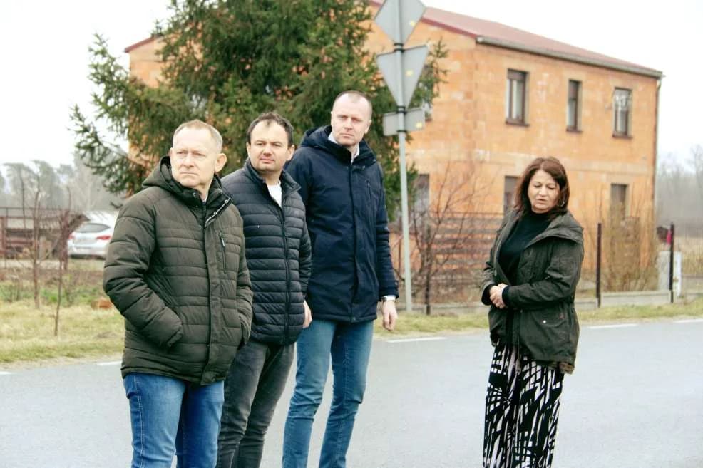 Władze powiatu sprawdzały, jak wygląda sytuacja na drogach, przy których mają powstać nowe ścieżki rowerowe w gminie Żerków — zdjęcie 3 z 9