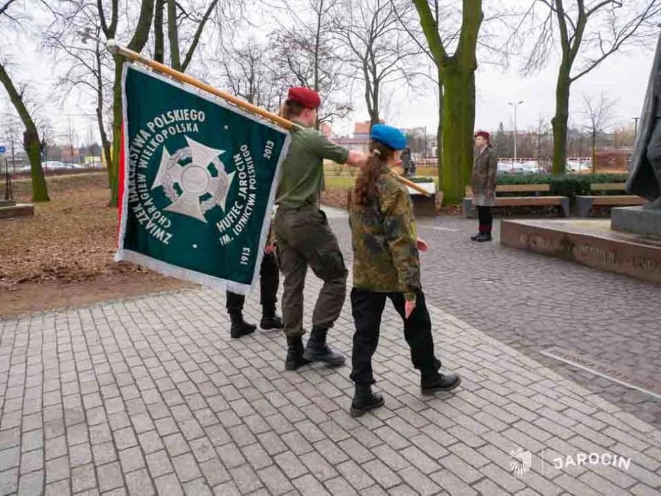Kwiaty na rocznicę urodzin Zbigniewa hr. Ostroroga-Gorzeńskiego — zdjęcie 2 z 11