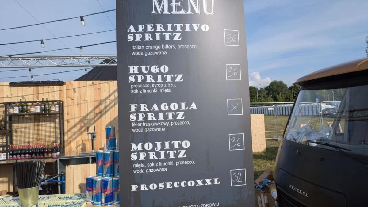 Stoisko ze szprycerami w strefie gastronomicznej na Jarocin Festiwal 2025