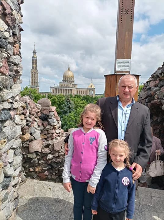 "Najlepszego dziadka na świecie mamy i całym sercem go kochamy. Dziadek to najlepsze lekarstwo, z którego zawsze korzystamy. Życzymy Ci dziadku dużo zdrówka - Ola i Nikosia" - Patrycja Lipińska.