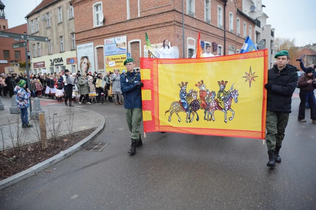 14. Jarocińskie Kolędowanie z Orszakiem Trzech Króli. Najwięcej było przedszkolaków  [ZDJĘCIA]