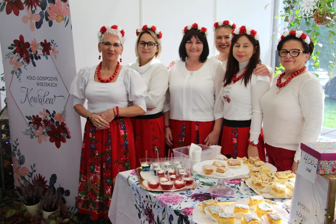 Na stoiskach przygotowanych przez Koła Gospodyń Wiejskich można kosztować domowych potraw i odkryć ciekawe smaki kuchni regionalnej