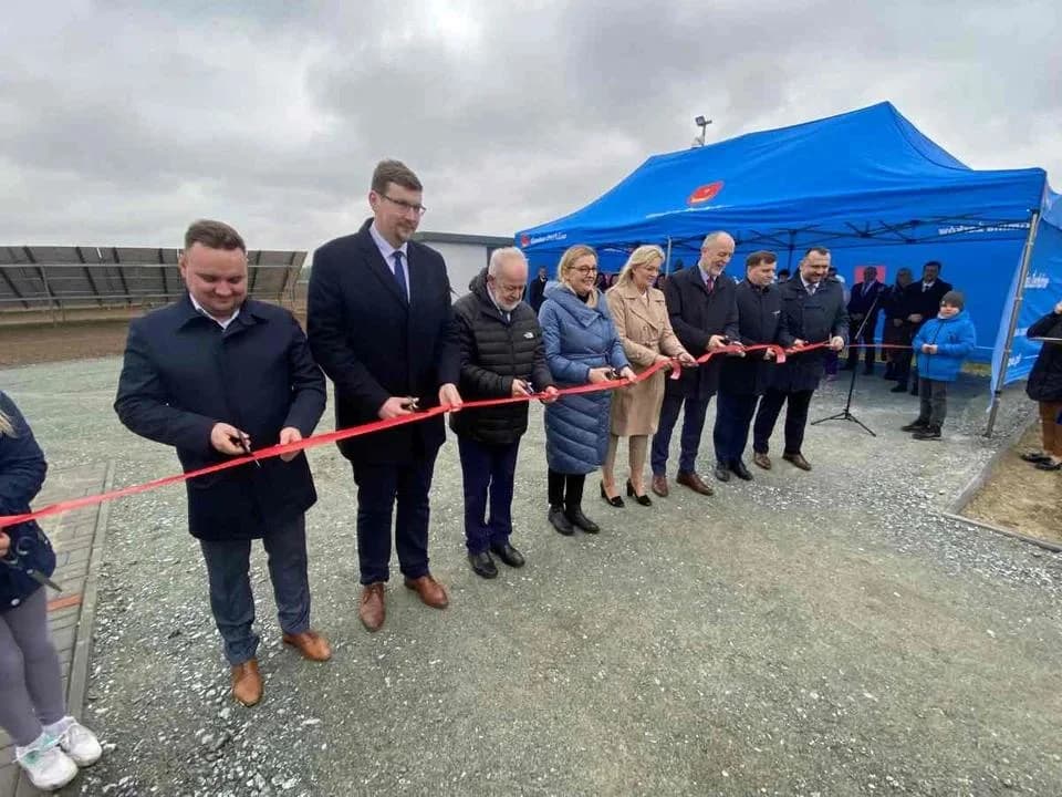 Budowę elektrowni fotowoltaicznej zlokalizowanej niedaleko oczyszczalni ścieków w Żółkowie rozpoczęto w marcu 2022 roku, a jej oficjalne otwarcie nastąpiło rok później - w kwietniu 2023 roku. Lokalizacja inwestycji, która zajmuje obszar 2 ha, nie była przypadkowa - zdaniem specjalistów właśnie to miejsce posiada optymalne nasłonecznienie.Farma w Żółkowie była pionierską inwestycją w skali kraju. Żerków był pierwszą gminą w Polsce, która powołała spółdzielnię energetyczną mającą źródło o tak dużej mocy. Łączny koszt budowy farmy wyniósł ponad 4,5 mln złotych. Gmina Żerków pozyskała na budowę 3.800.000 zł w ramach rządowego funduszu Polski Ład - Program Inwestycji Strategicznych. Celem instalacji jest redukcja wydatków na energię elektryczną. Farma fotowoltaiczna zasia najbardziej energochłonne obiekty na terenie gminy – szkoły, przedszkola, stacje uzdatniania wody i oczyszczalnie ścieków.