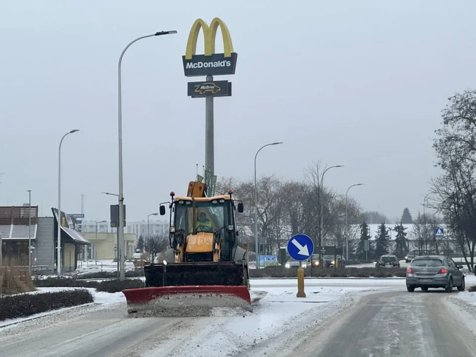 Trudne warunki na naszych drogach. Od nocy służby w akcji
