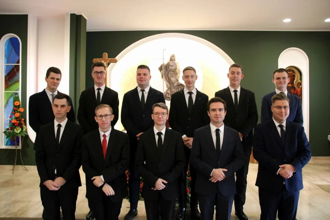 Krawaty, które mieli klerycy na początku uroczystości zostały im później obcięte. Ten nieformalny zwyczaj ma miejsce w wielu seminariach duchownych — zdjęcie 3 z 28
