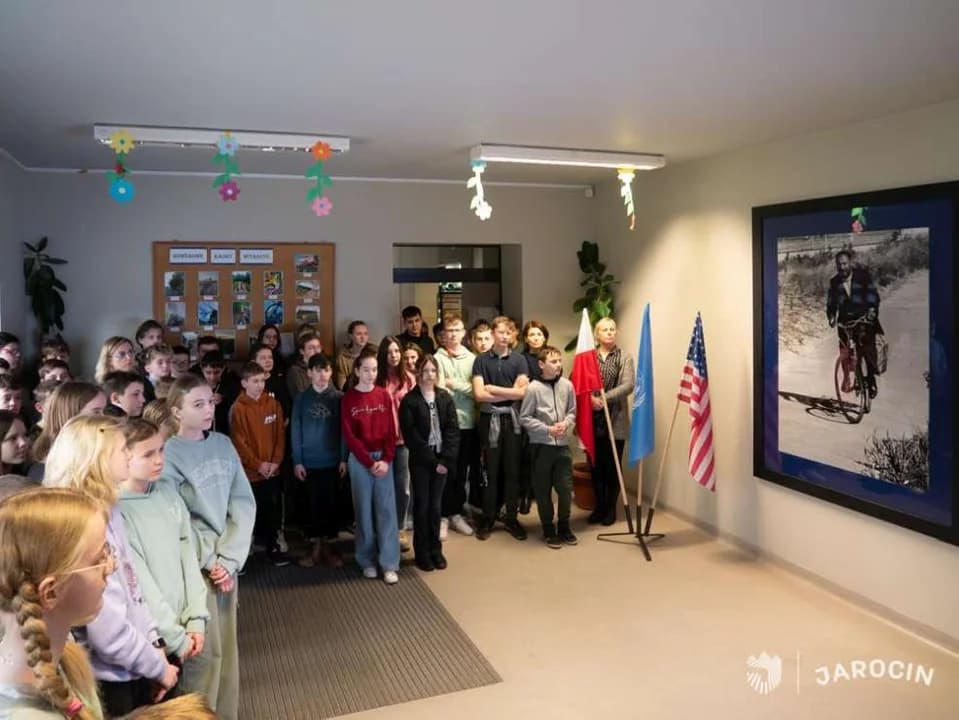 Karol Wojtyła i Albert Einstein na rowerze? Czemu nie, można ich zobaczyć w Szkole Podstawowej w Witaszycach [ZDJĘCIA]