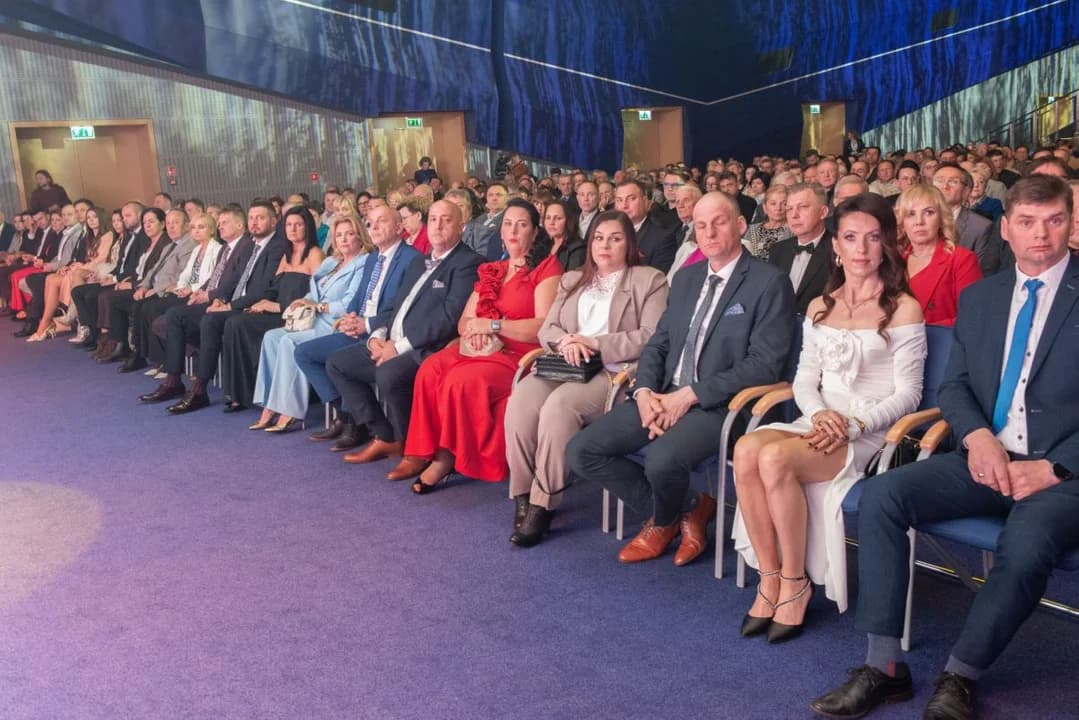 Rocznie produkują 1,8 mln brojlerów. Właściciele gospodarstwa w Kruczynie - Wielkopolskimi Rolnikami Roku 2024. Nominacja dla pszczelarza z Jarocina [ZDJĘCIA]