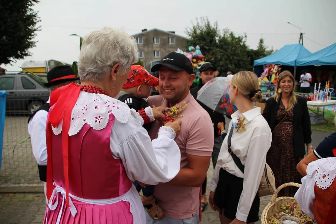 Dożynki w Noskowie. Mieszkańcy świętowali zebrane plony mimo kapryśnej pogody [ZDJĘCIA] — zdjęcie 3 z 163