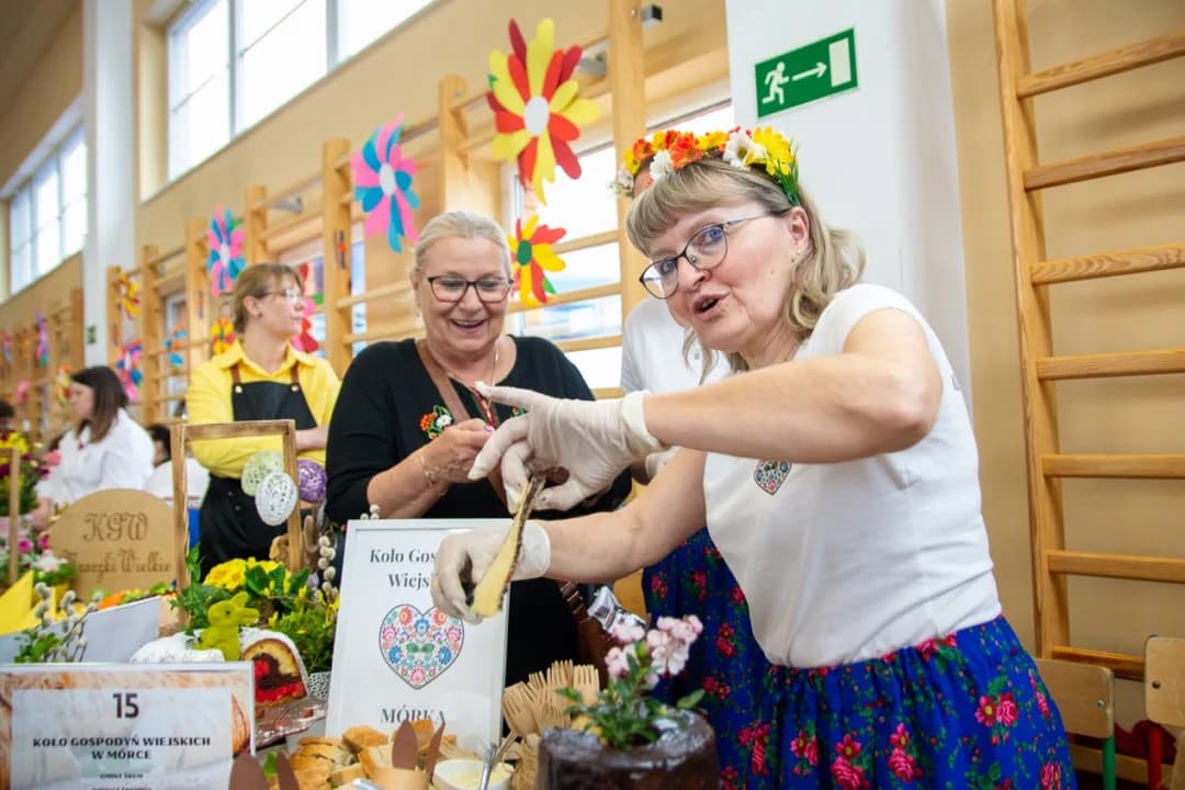 Wielkie tarcie chrzanu w Chrzanie. Przy tarkach stanęło blisko 100 KGW z całej Wielkopolski  [ZDJĘCIA, AKTUALIZACJA]
