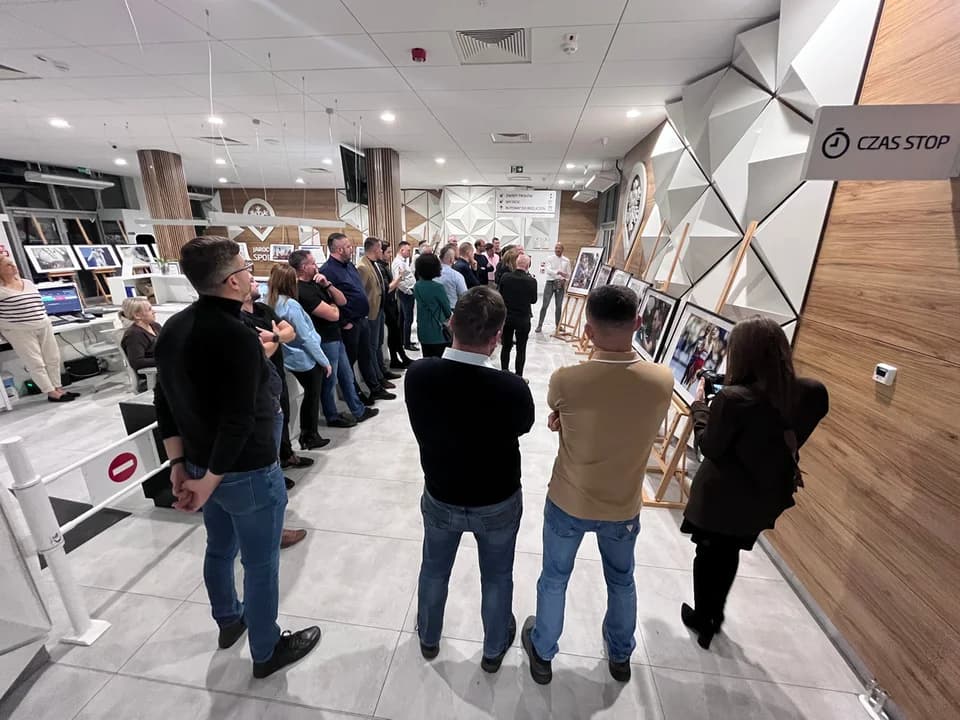 Kilkudziesięcioro przedsiębiorców przedpremierowo zobaczyło wystawę zdjęć Szymona Gruchalskiego, dokumentującą występ polskich sportowców na olimpiadzie w Paryżu.