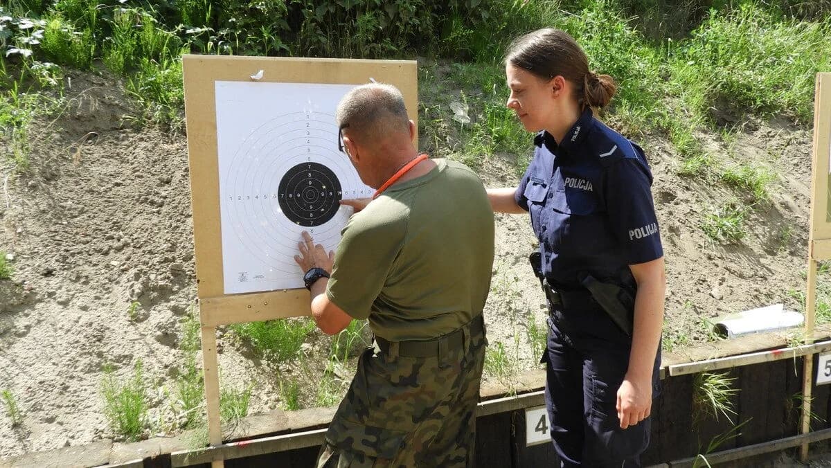 Sierż. Agata Jurgawka z dzielnicowa z Komendy Powiatowej Policji w Jarocinie — zdjęcie 3 z 5