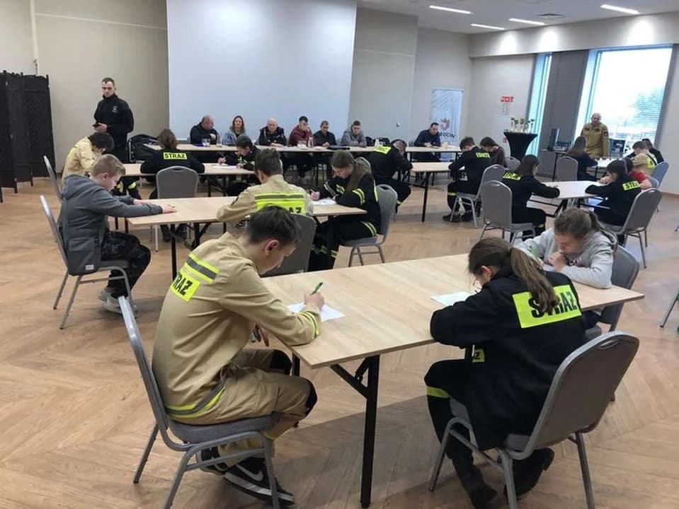 Gminna edycja Turnieju Wiedzy Pożarniczej w Jarocinie. Kto awansował do etapu powiatowego? [ZDJĘCIA]