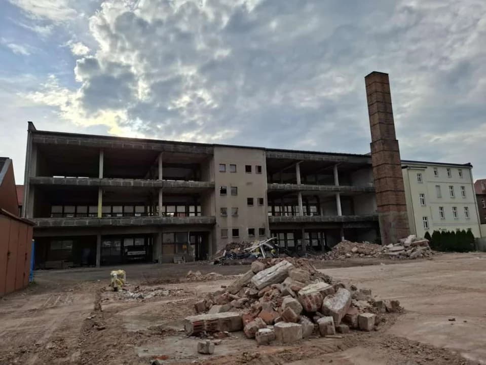 Rozbierają Dom Usług w Jarocinie. Co może powstać w tym miejscu?  [ZDJĘCIA, SONDA]